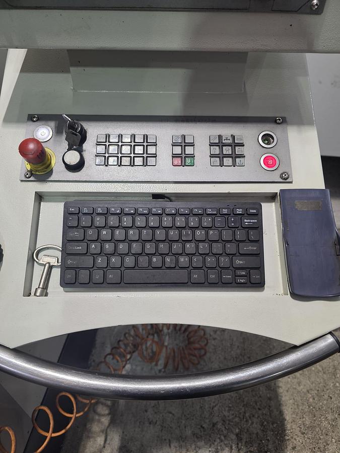 Used Pionowe centrum frezarski-wiertarskie VC 1060 HH