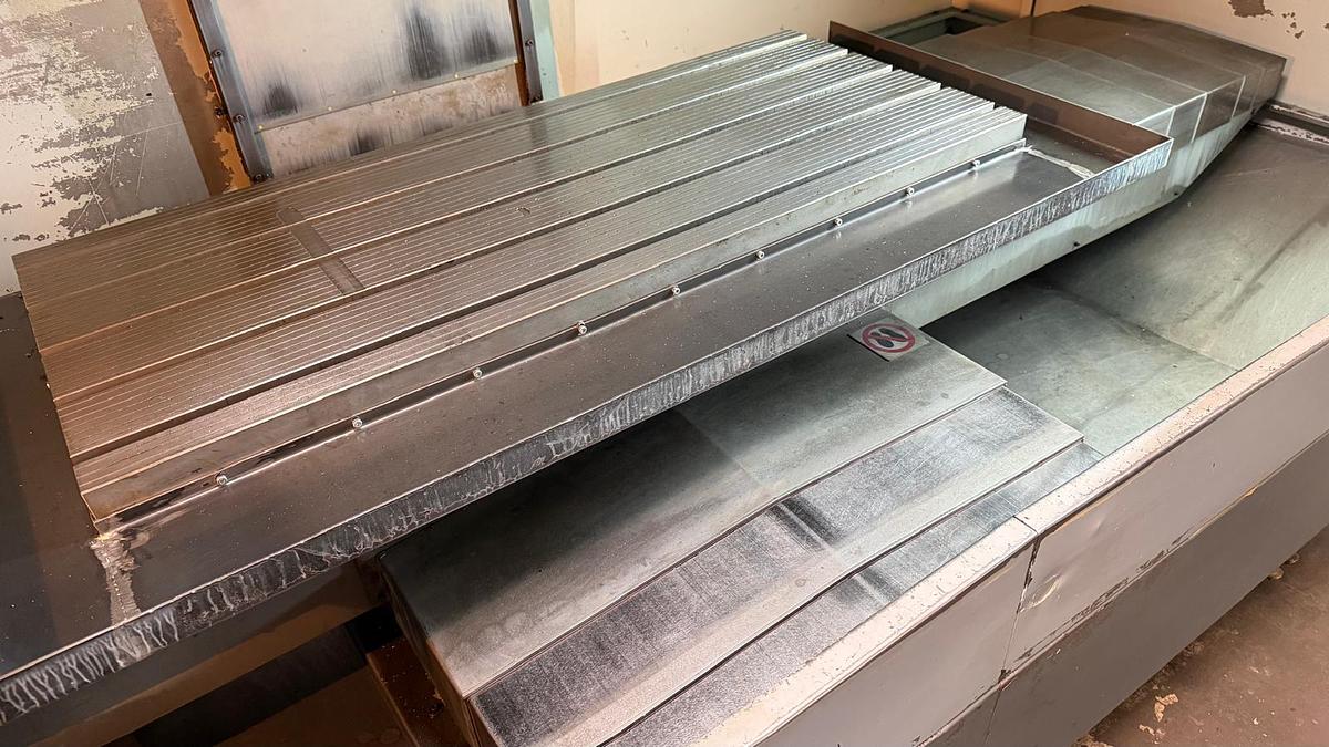 Used Pionowe centrum obróbcze DEFUM AFM BACA R1000 / 2012 r.