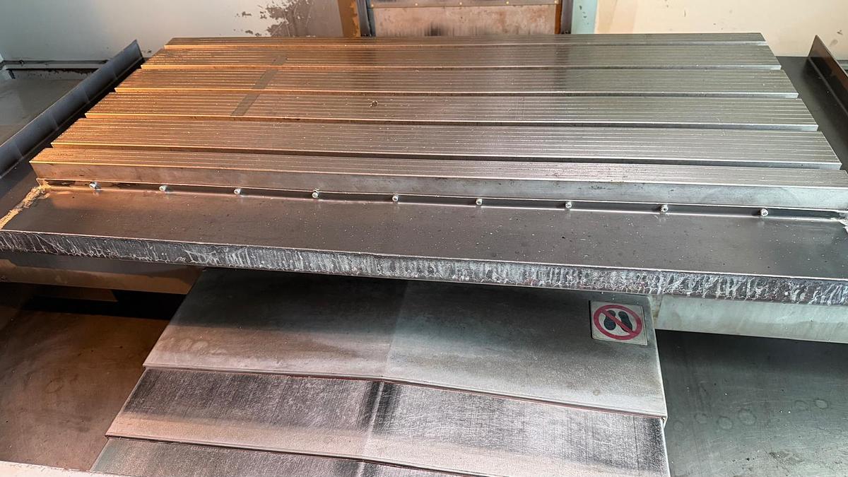 Used Pionowe centrum obróbcze DEFUM AFM BACA R1000 / 2012 r.