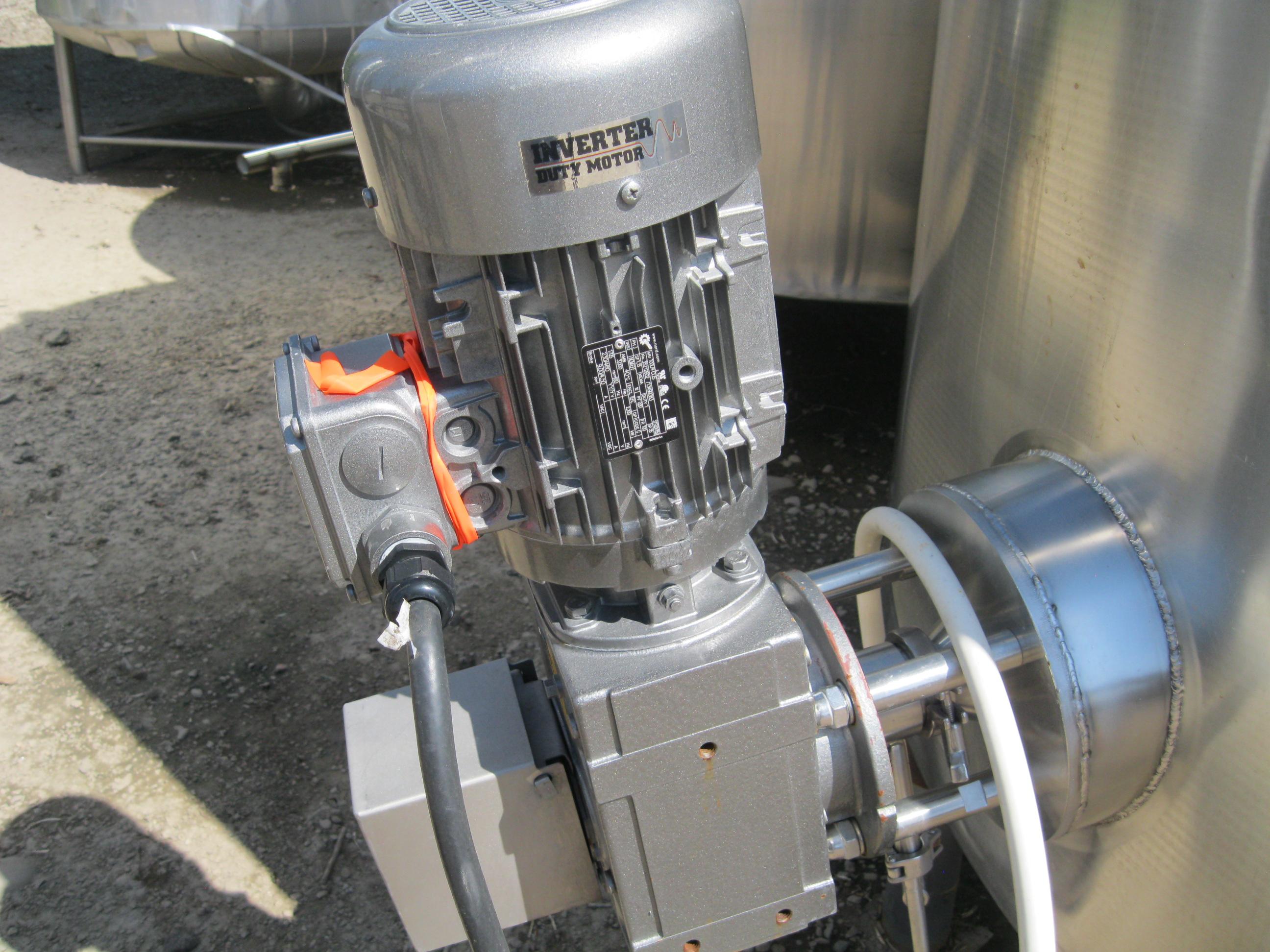 Usado 2000 GALLON MIX TANK