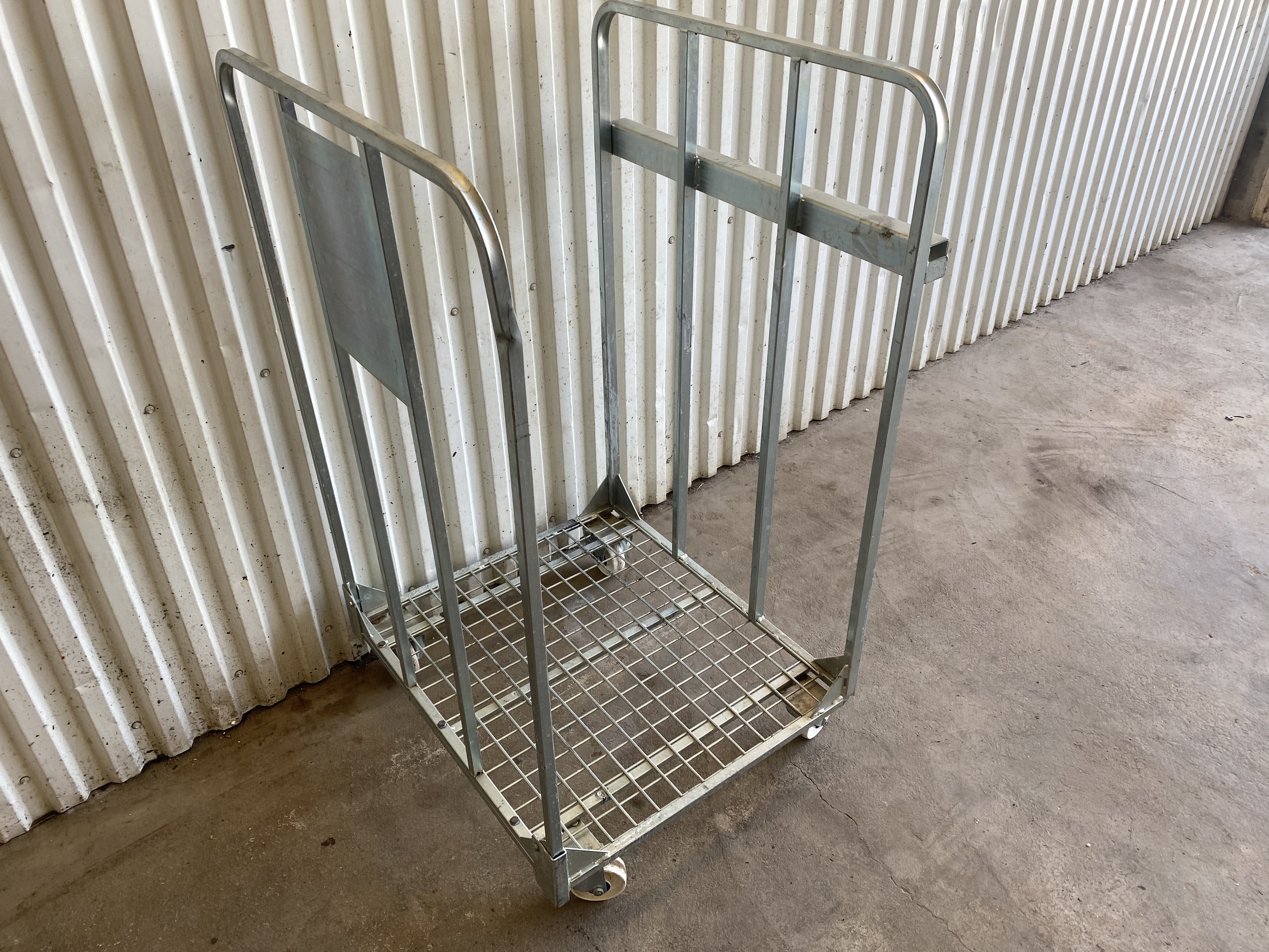 Begagnad Vagn 80x70cm, höjd 130cm