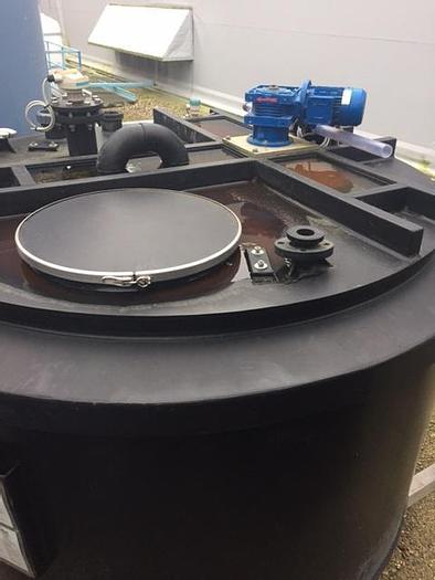 Brugt 5 m3 plast tank med røreværk etc. SOLGT