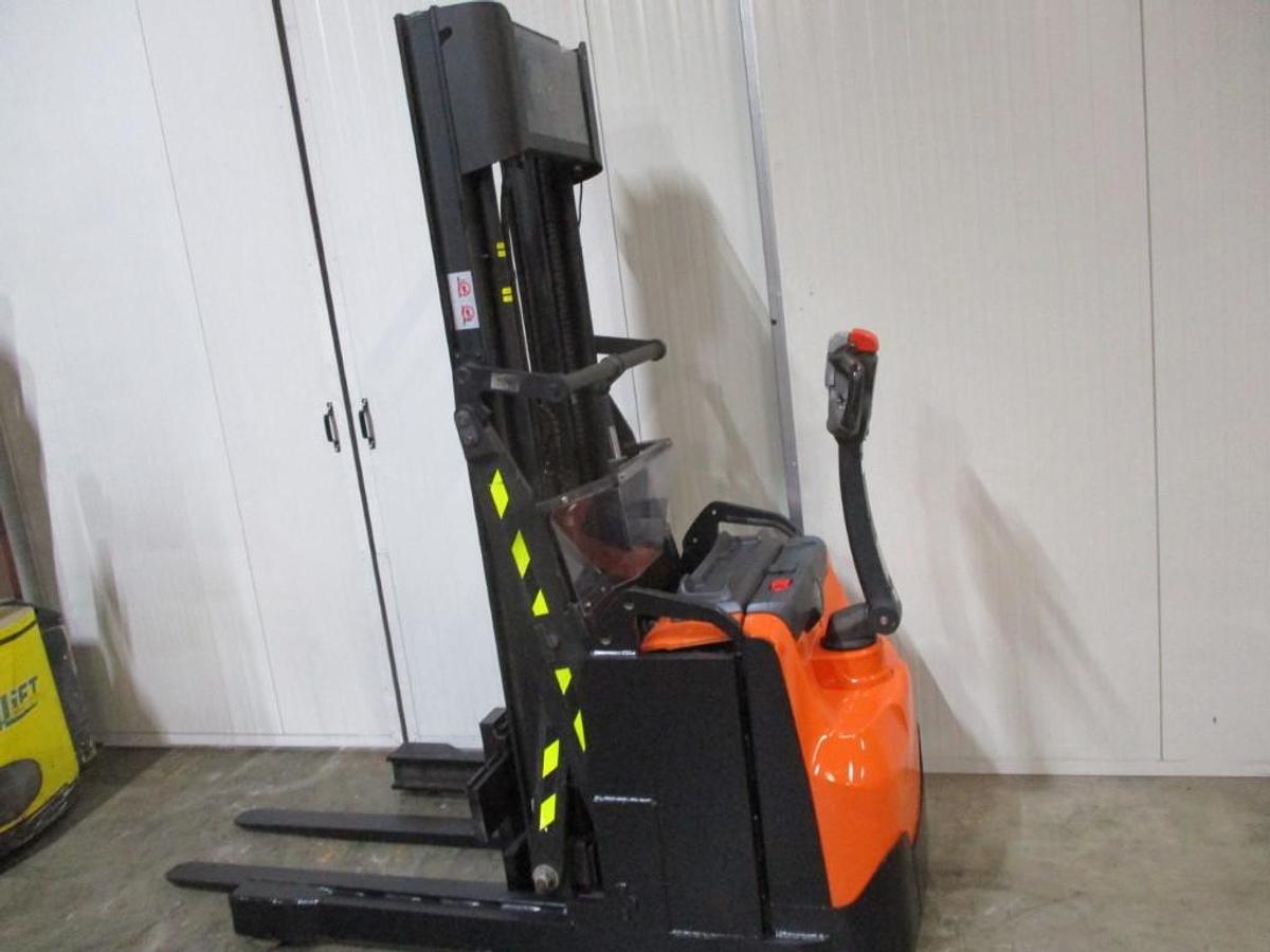 Refurbished 2020 TOYOTA SWE120XR triplex - 594