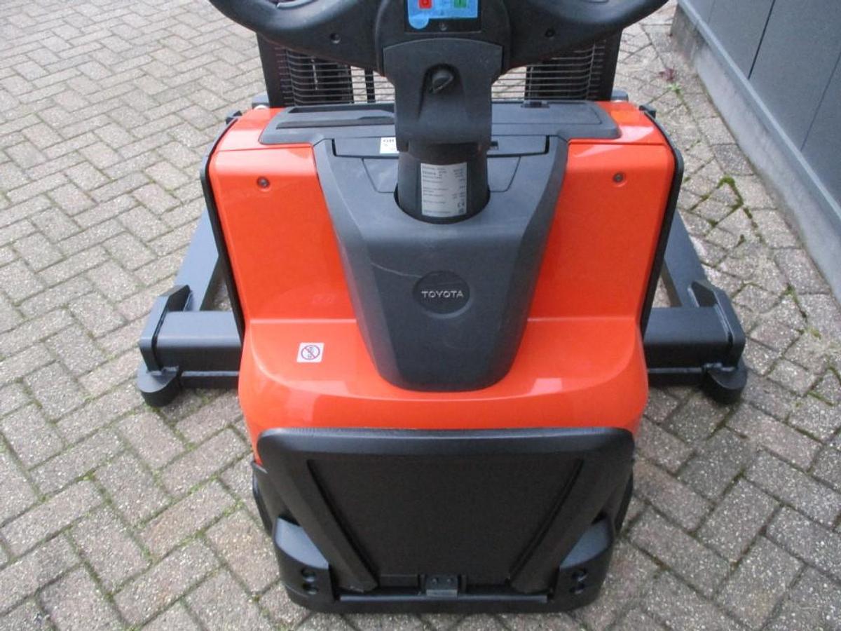Refurbished 2018 TOYOTA SWE120S triplex - 176