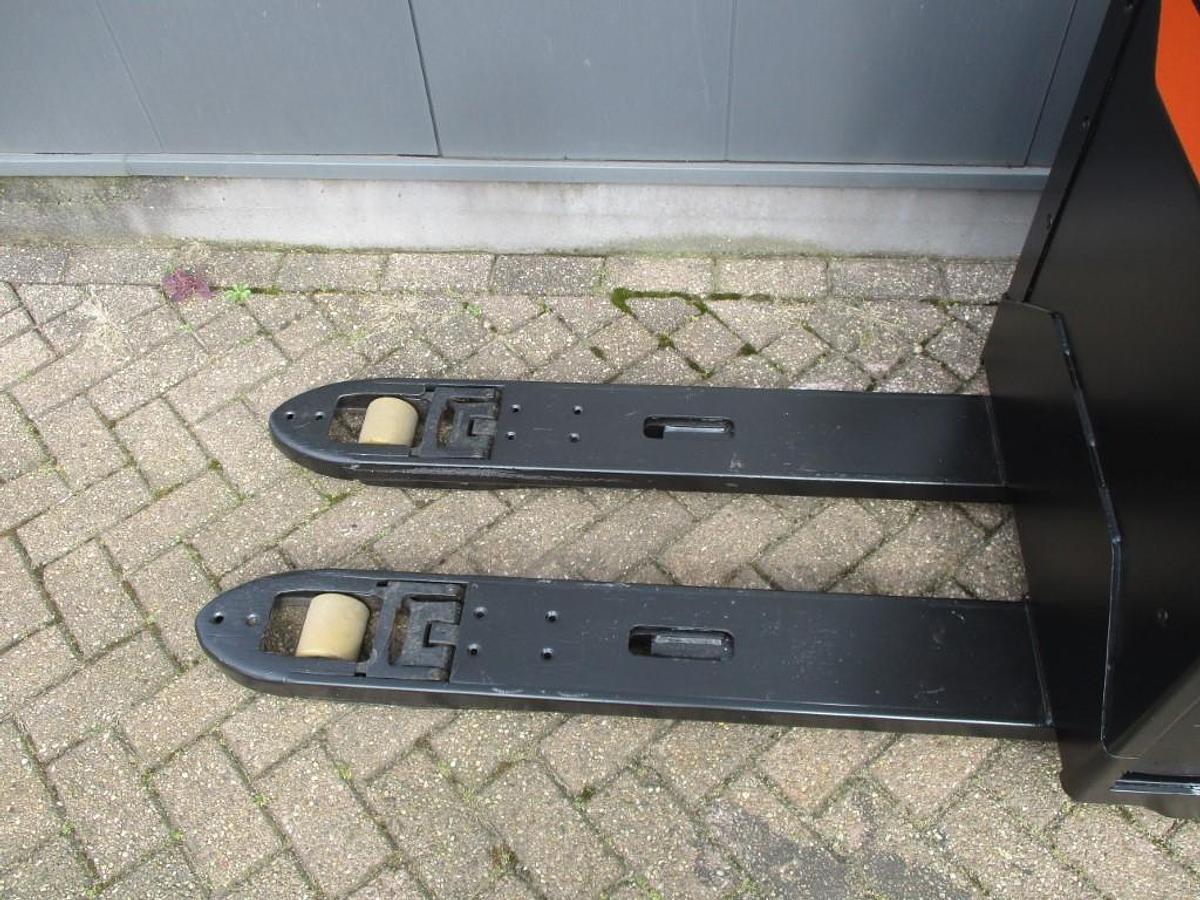 Refurbished 2017 TOYOTA LPE200 - 2062