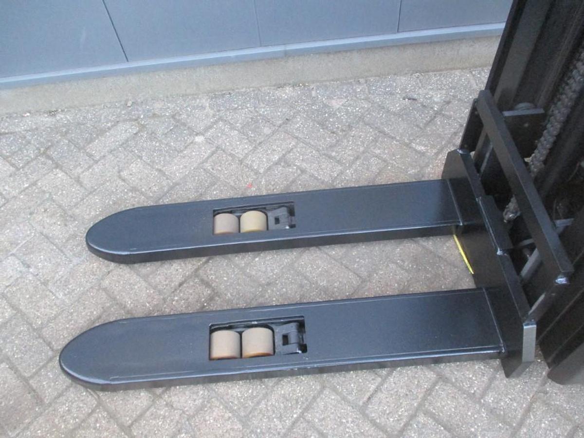 Refurbished 2017 TOYOTA SWE 120L triplex - 896