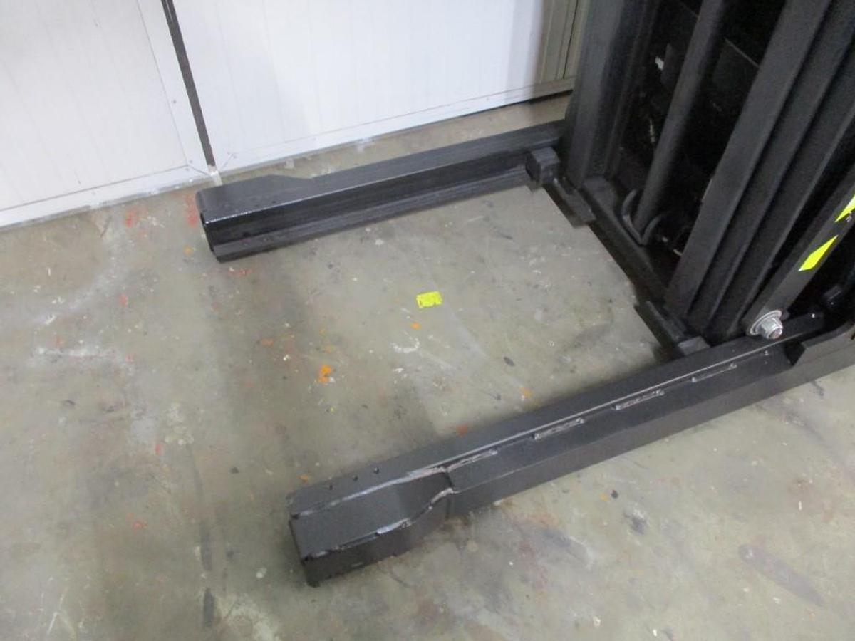 Refurbished 2017 TOYOTA SWE120XR triplex - 1016