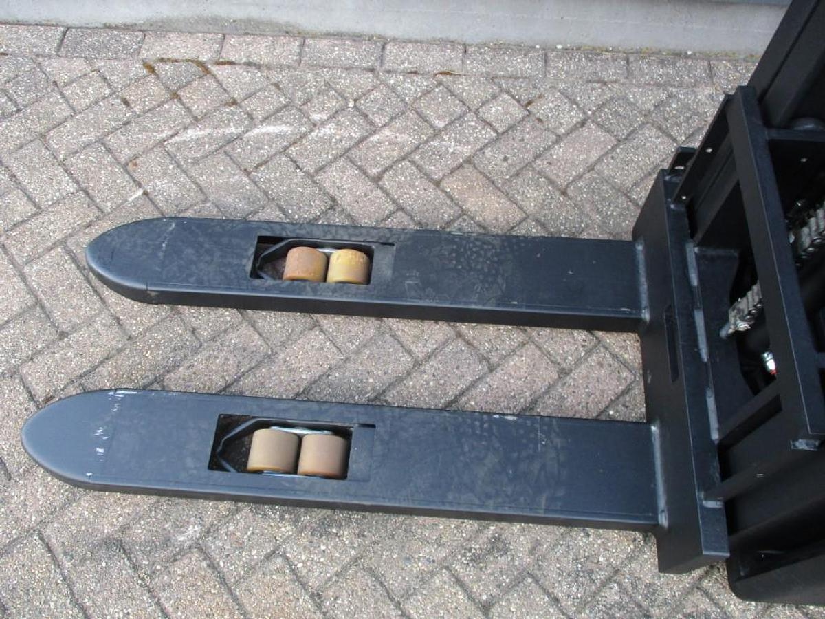 Refurbished 2018 TOYOTA SWE160 triplex - 2096