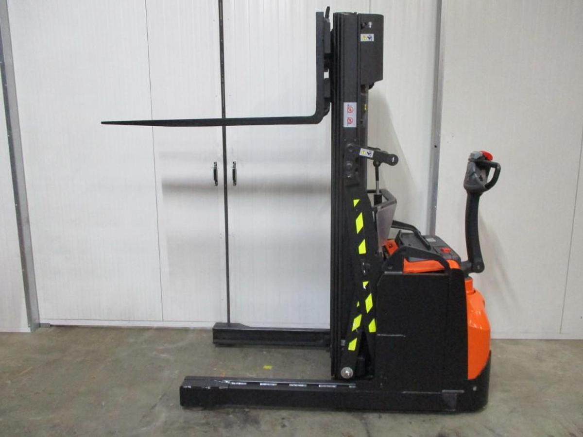 Refurbished 2017 TOYOTA SWE120XR triplex - 1016