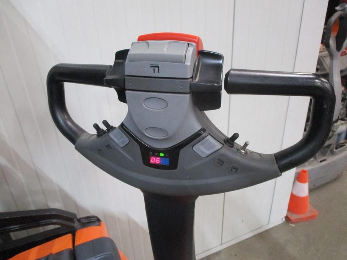 Refurbished 2020 TOYOTA SWE120XR triplex - 594