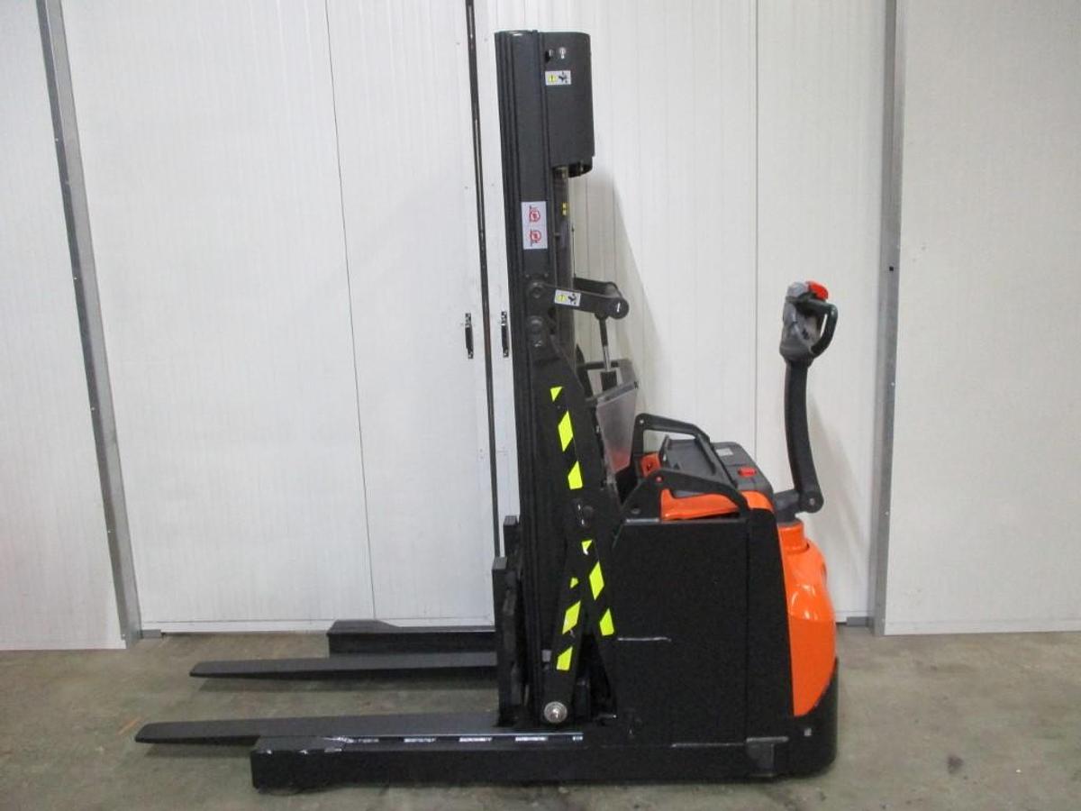 Refurbished 2017 TOYOTA SWE120XR triplex - 1016