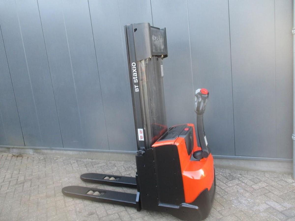 Refurbished 2017 TOYOTA SWE 120L triplex - 896