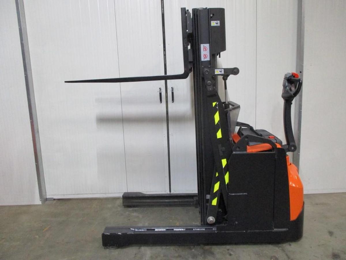 Refurbished 2019 TOYOTA SWE120XR triplex - 1201
