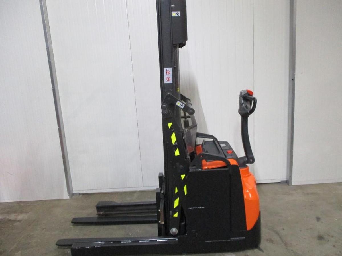 Refurbished 2018 TOYOTA SWE120XR - 942