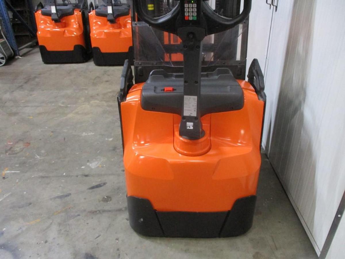 Refurbished 2019 TOYOTA SWE120XR triplex - 1201
