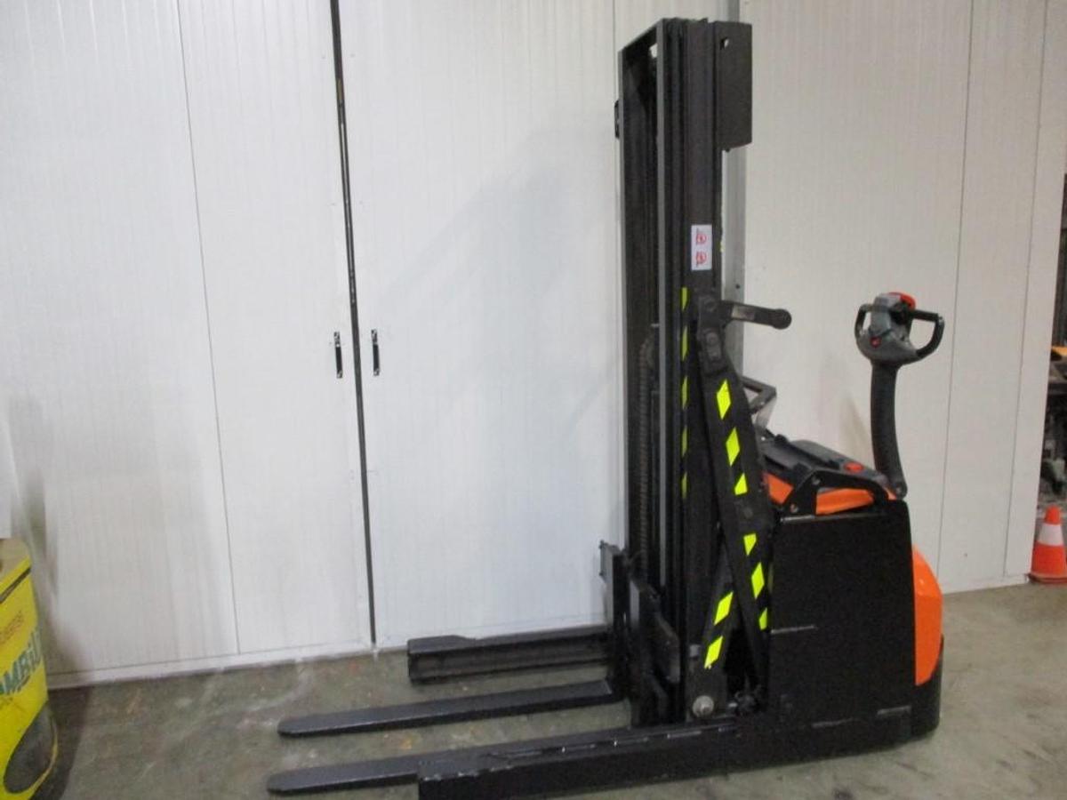 Refurbished 2020 TOYOTA SWE120XR triplex - 594