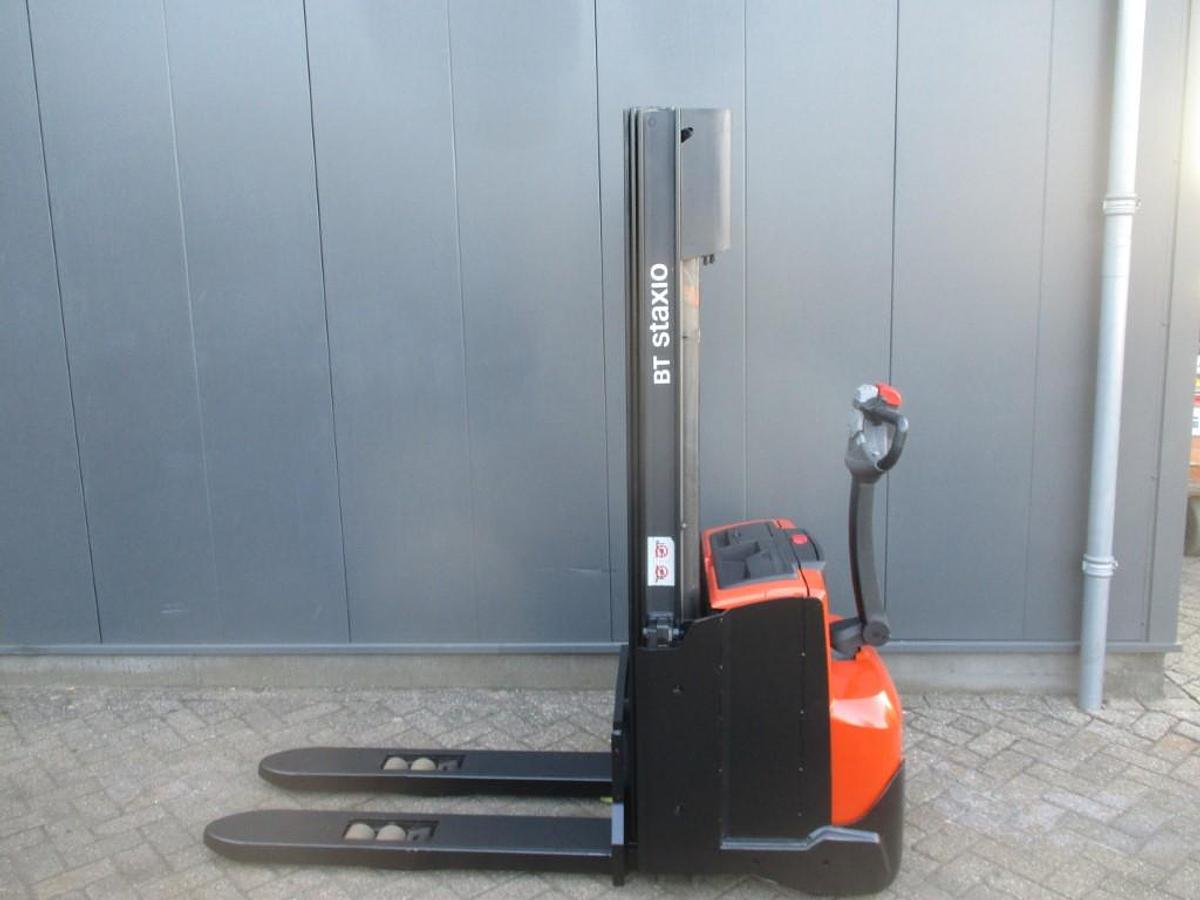 Refurbished 2017 TOYOTA SWE 120L triplex - 896