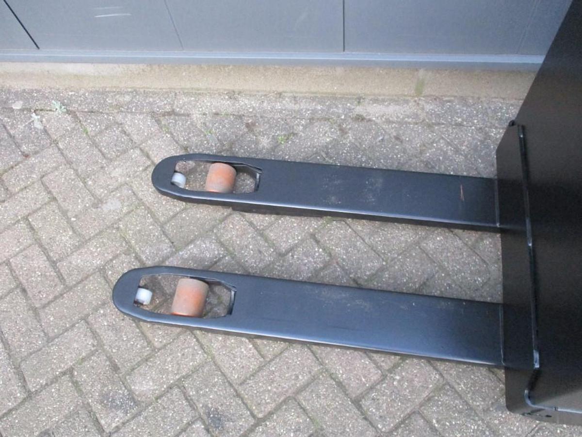 Refurbished 2016 TOYOTA LWE160 - 833