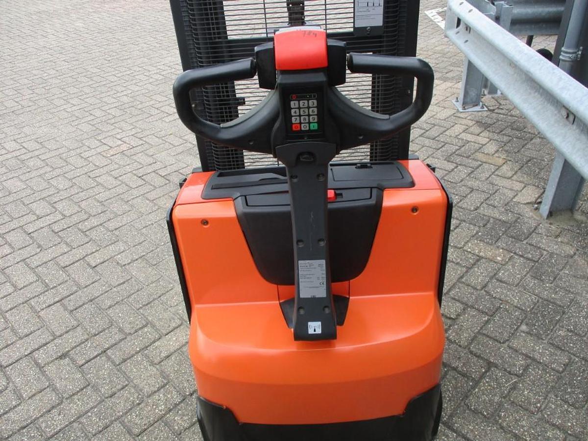 Refurbished 2017 TOYOTA SWE140 - 784
