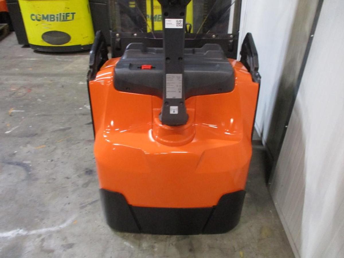 Refurbished 2020 TOYOTA SWE120XR triplex - 594