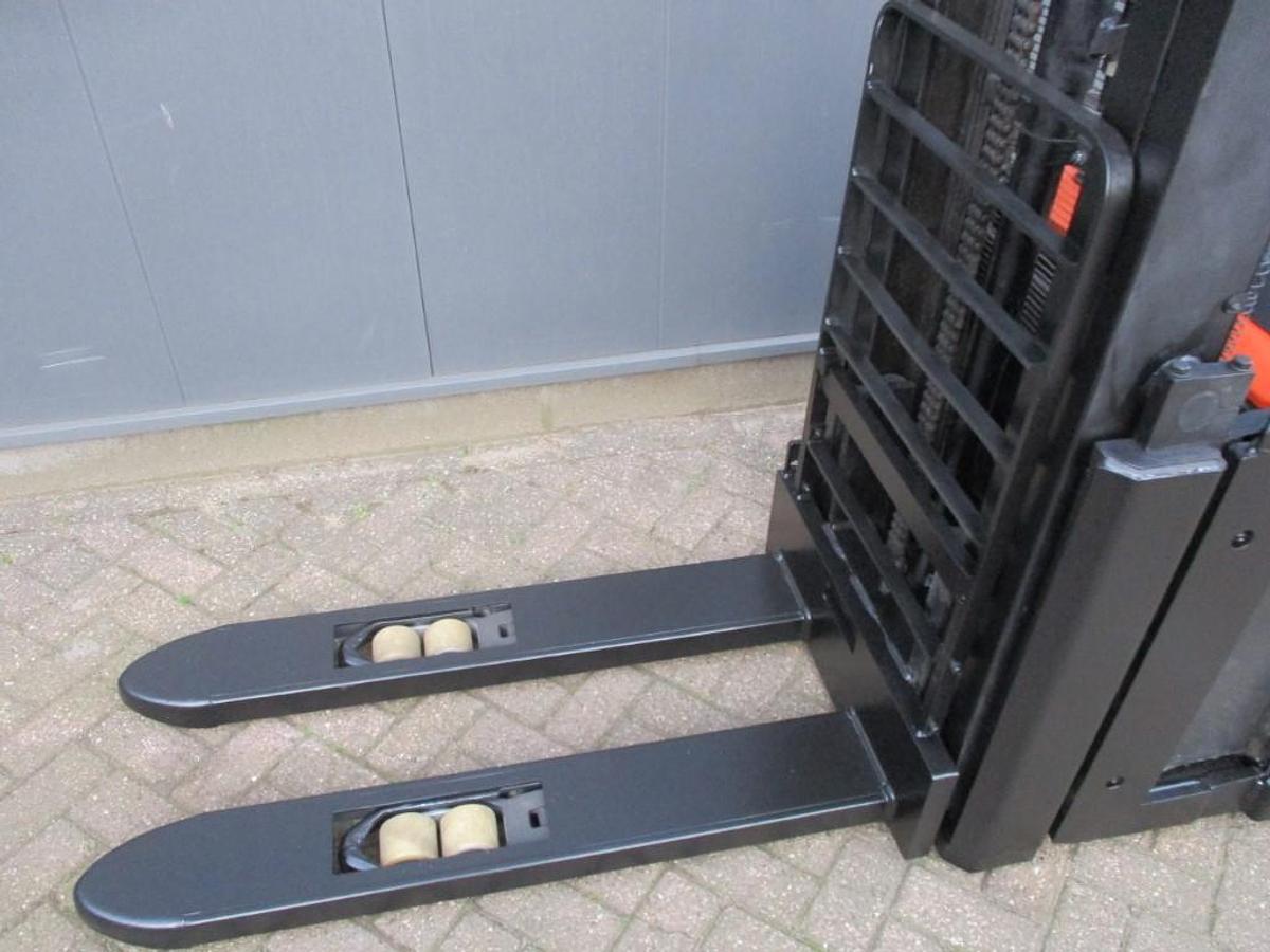 Refurbished 2018 TOYOTA SWE160L triplex - 1555