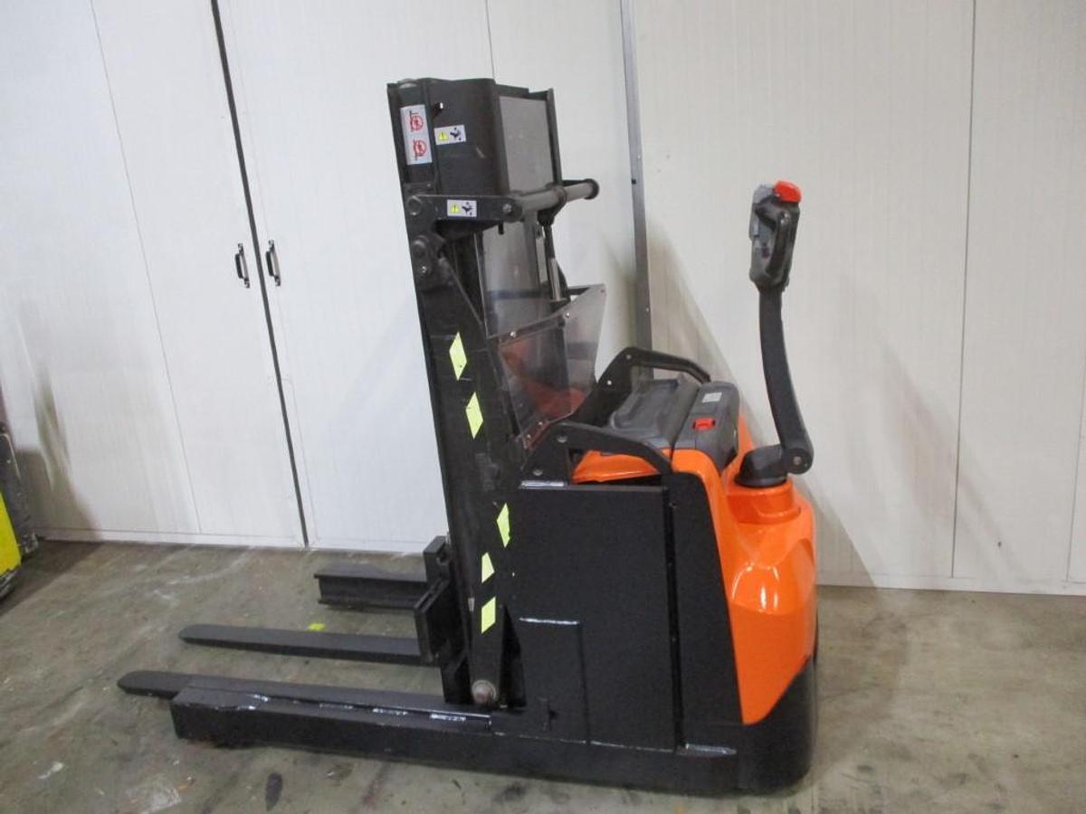 Refurbished 2018 TOYOTA SWE120XR triplex - 1410