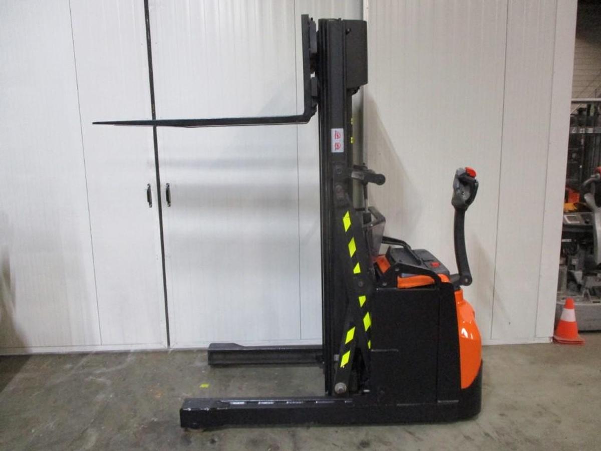 Refurbished 2020 TOYOTA SWE120XR triplex - 594