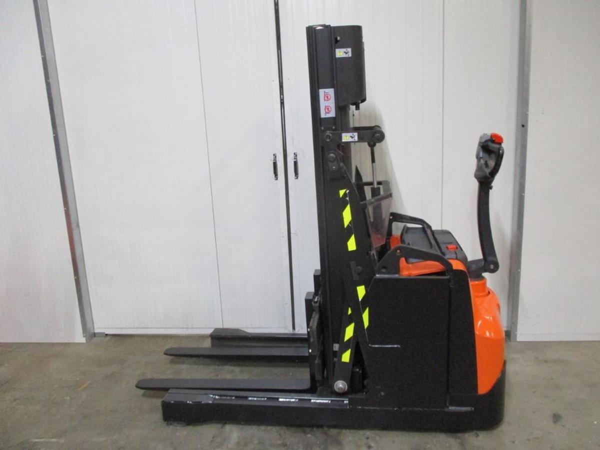 Refurbished 2019 TOYOTA SWE120XR triplex - 1201