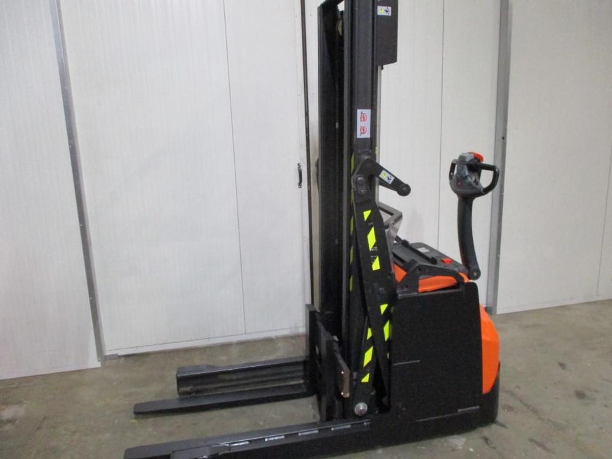 Refurbished 2018 TOYOTA SWE120XR - 942
