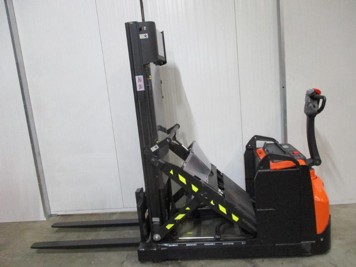 Refurbished 2017 TOYOTA SWE120XR triplex - 1016