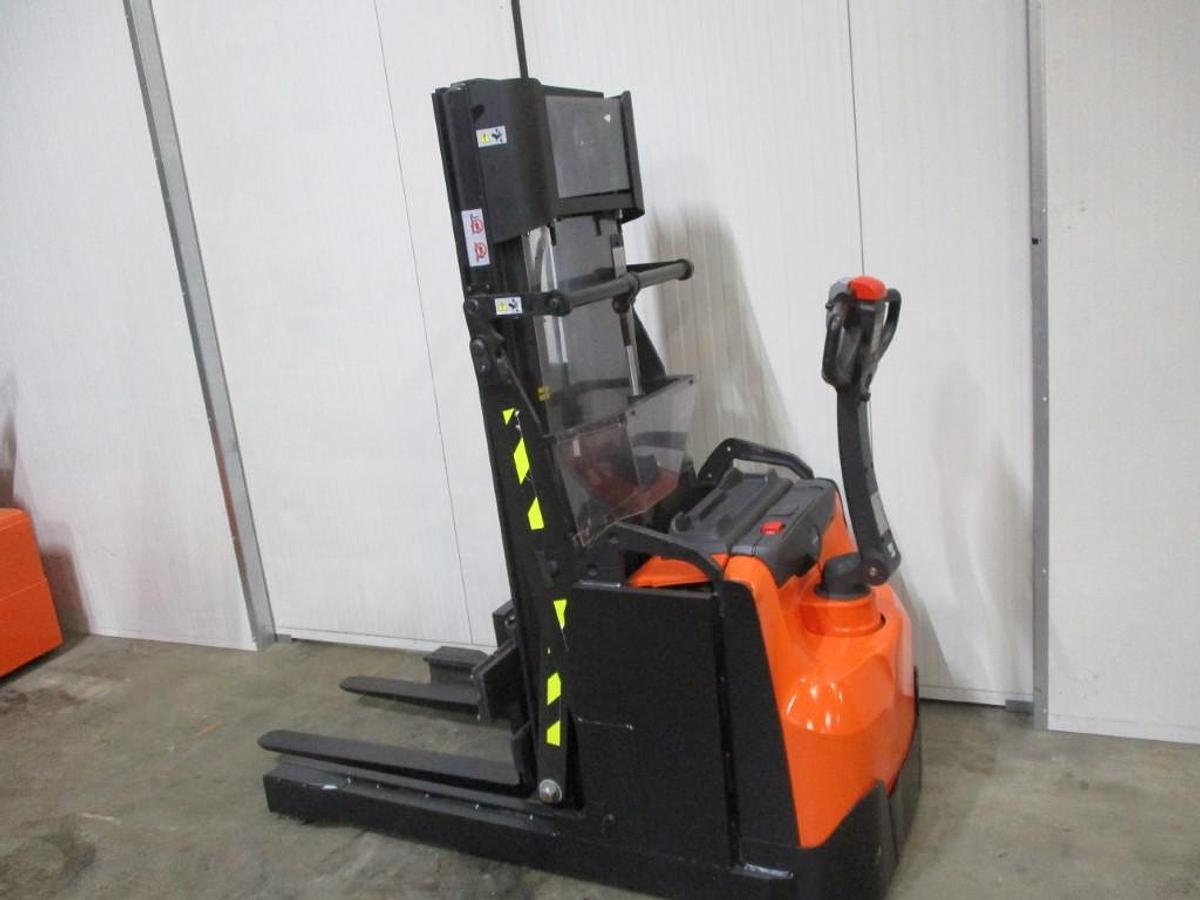 Refurbished 2019 TOYOTA SWE120XR triplex - 1201