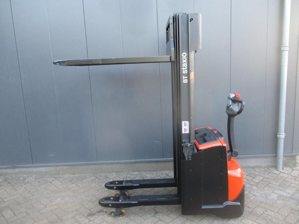 Refurbished 2017 TOYOTA SWE 120L triplex - 896