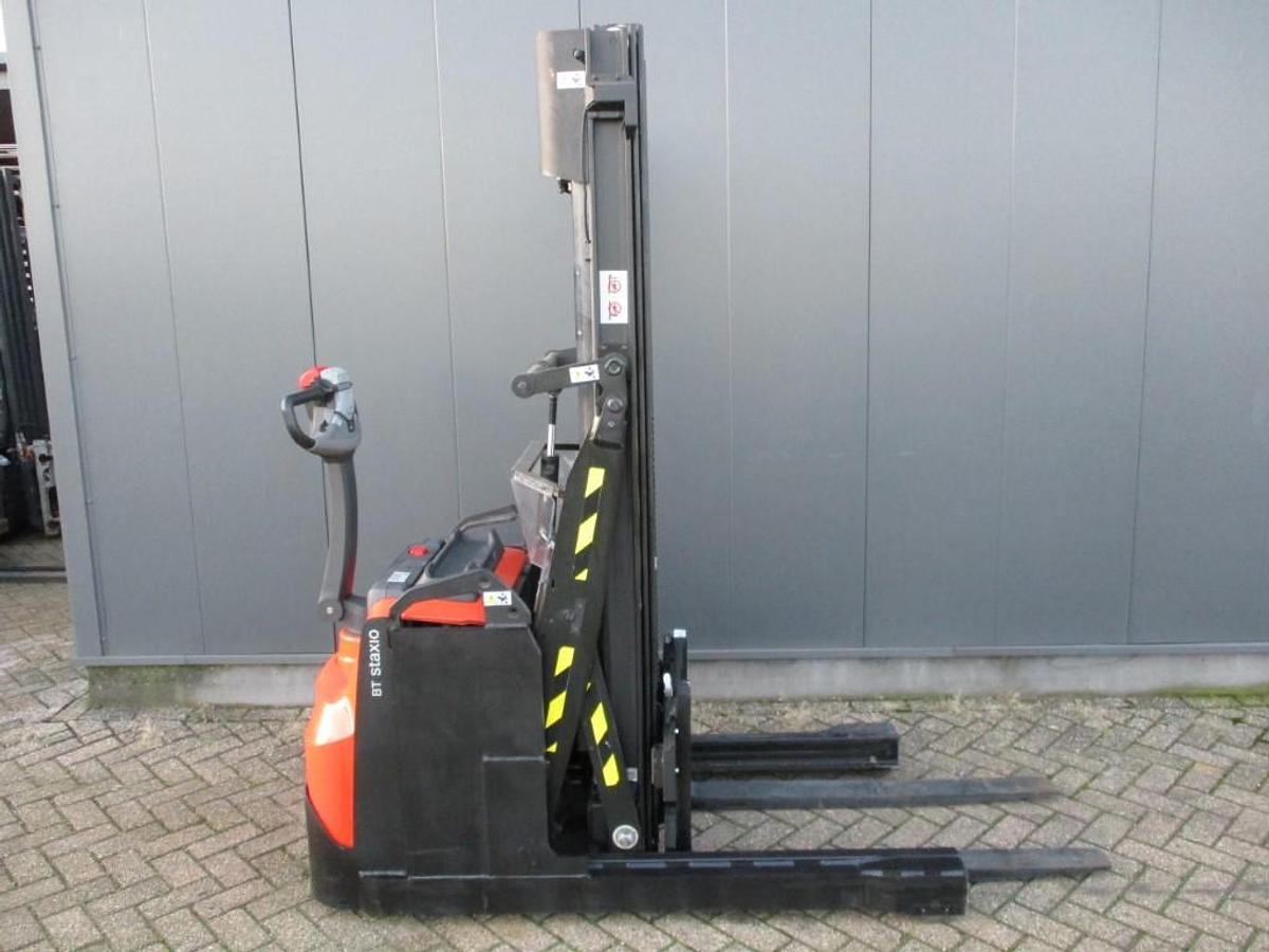 Refurbished 2017 TOYOTA SWE120XR