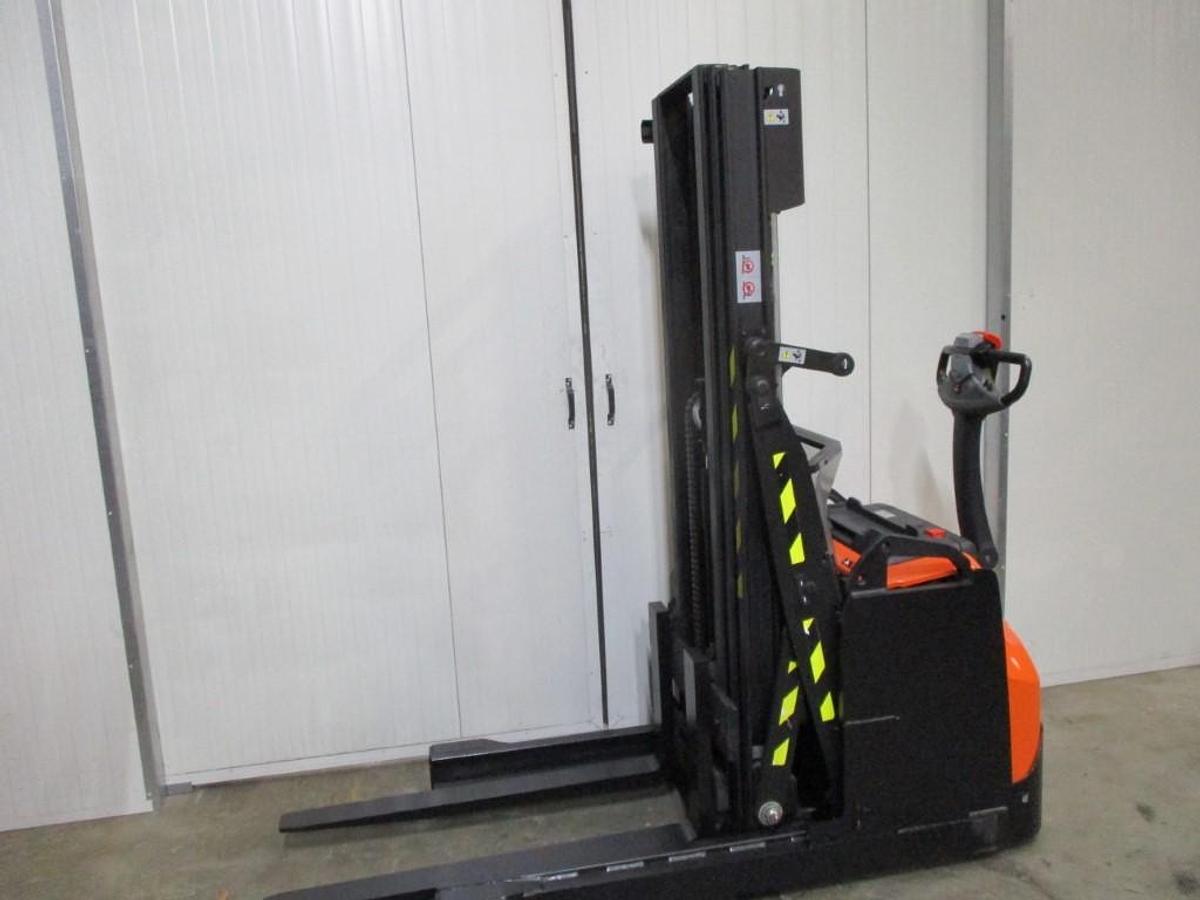 Refurbished 2017 TOYOTA SWE120XR triplex - 1016