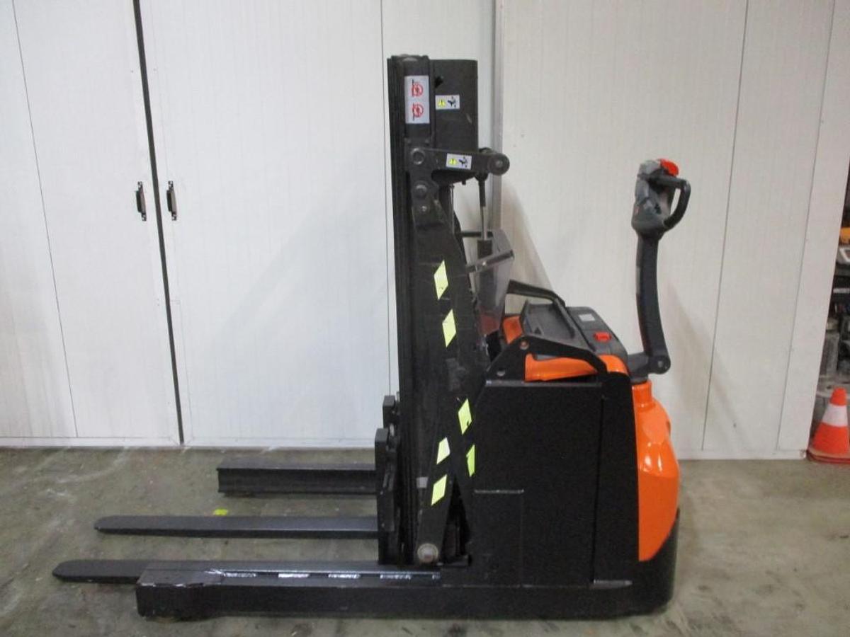 Refurbished 2018 TOYOTA SWE120XR triplex - 1410
