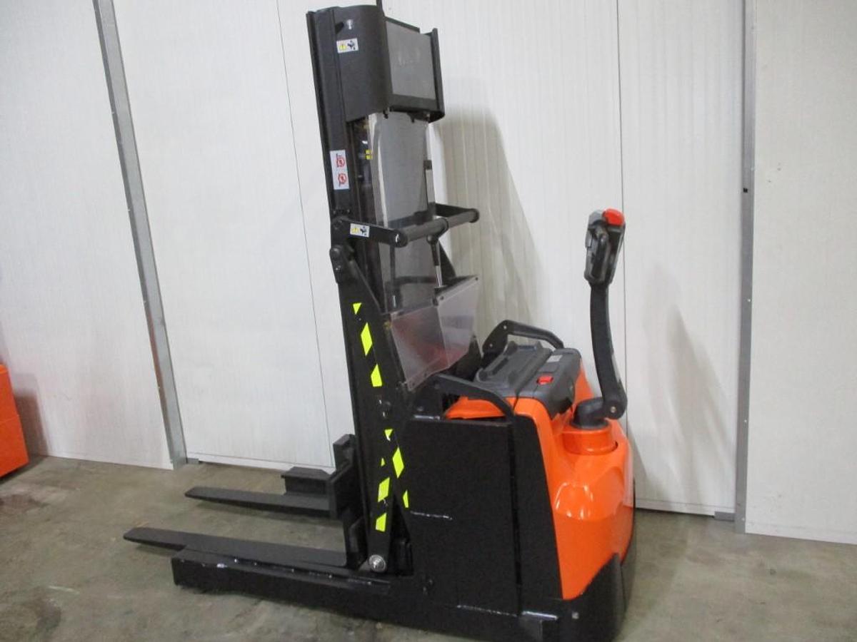 Refurbished 2017 TOYOTA SWE120XR triplex - 1016