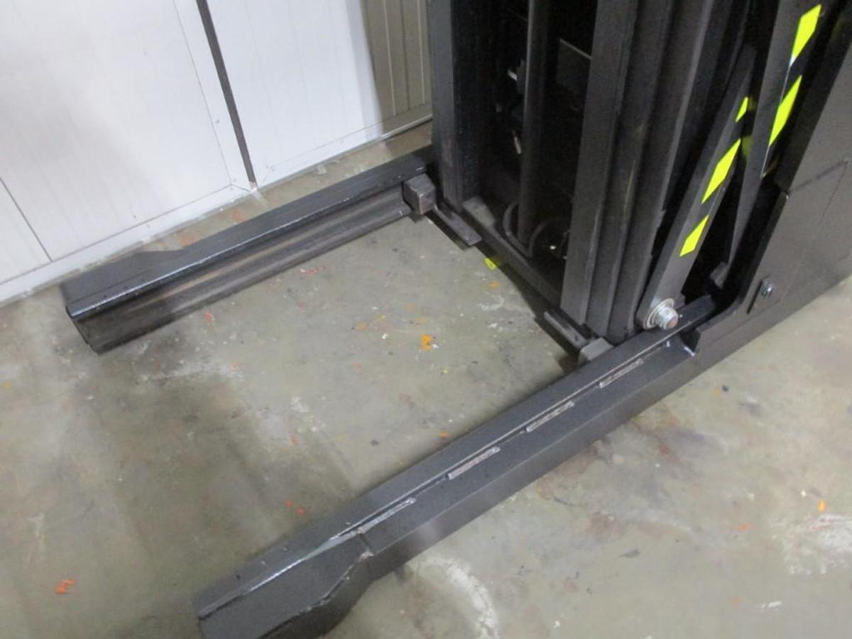 Refurbished 2019 TOYOTA SWE120XR triplex - 1201