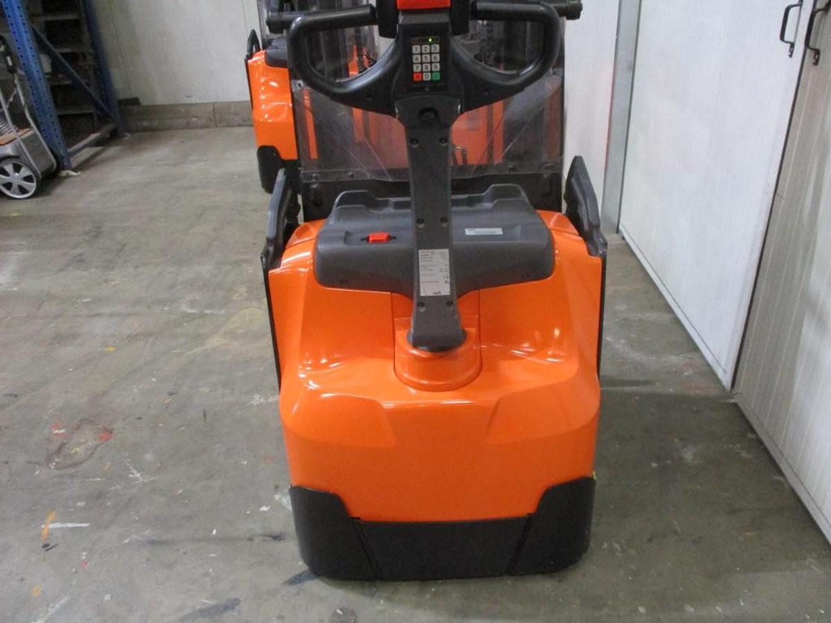 Refurbished 2018 TOYOTA SWE120XR - 942