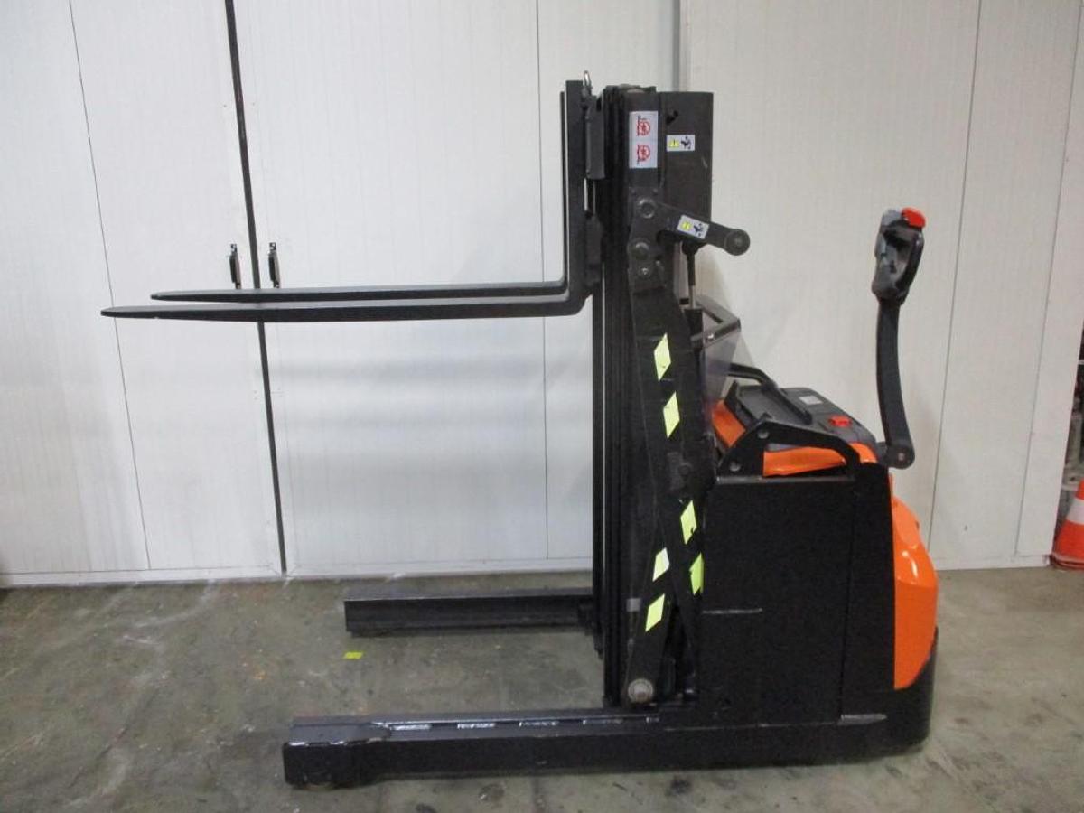 Refurbished 2018 TOYOTA SWE120XR triplex - 1410
