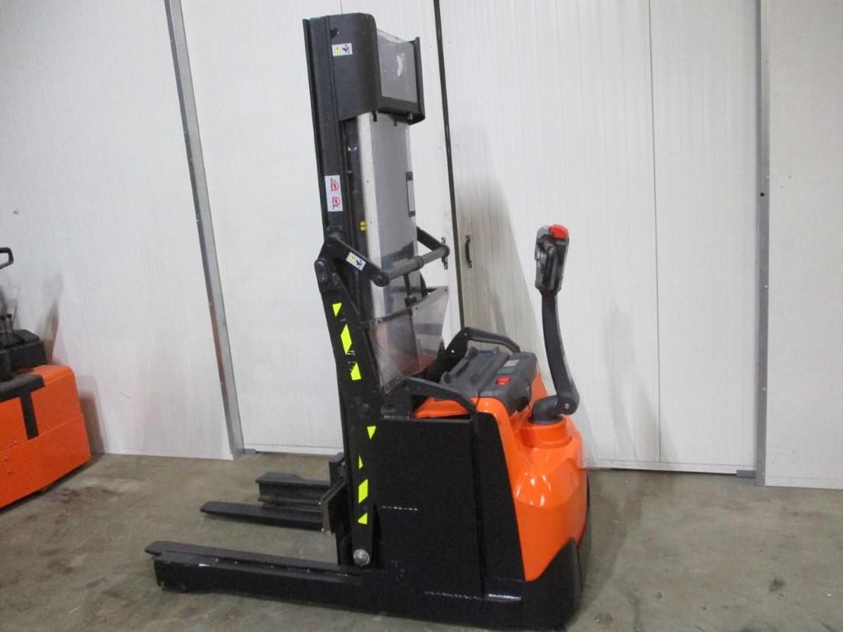 Refurbished 2018 TOYOTA SWE120XR - 942