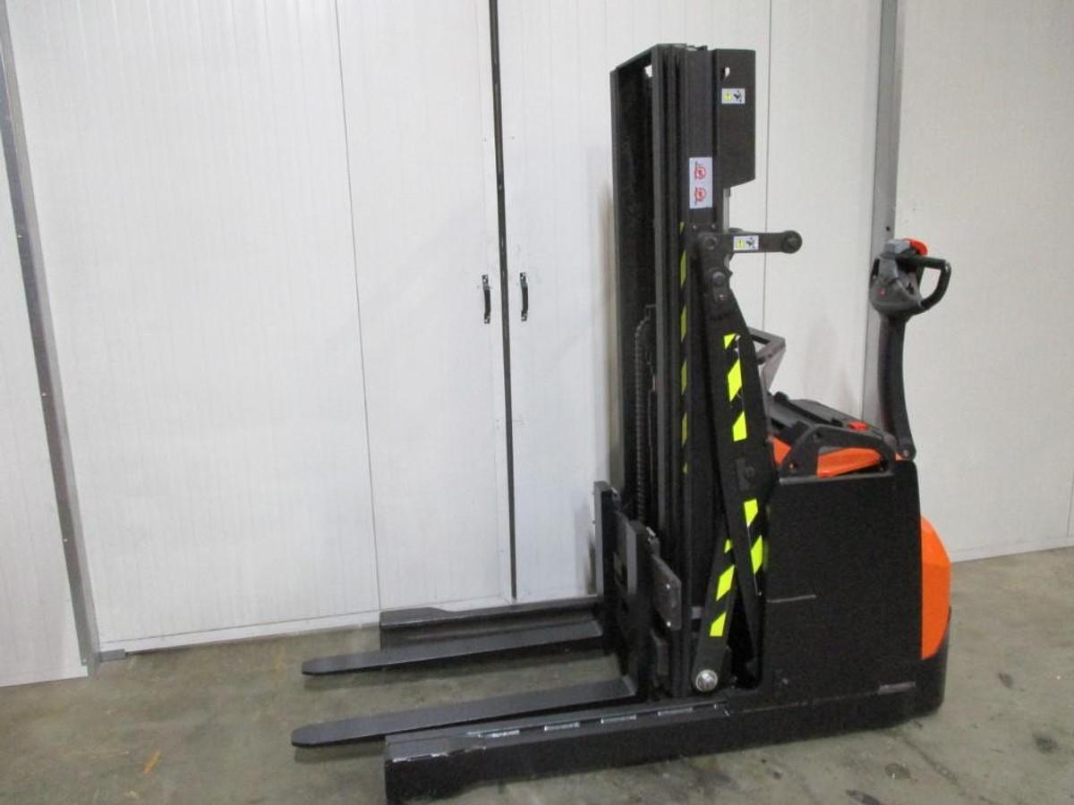 Refurbished 2019 TOYOTA SWE120XR triplex - 1201