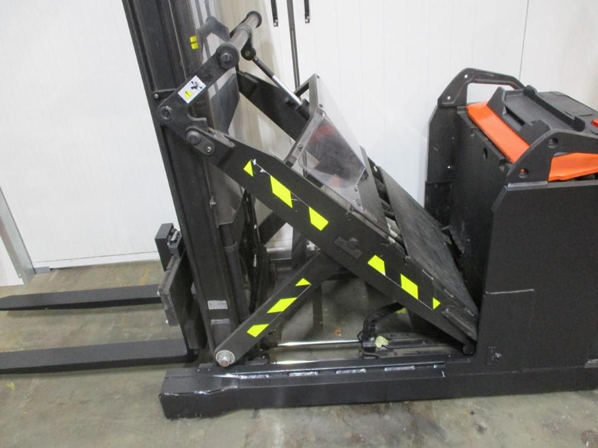 Refurbished 2019 TOYOTA SWE120XR triplex - 1201