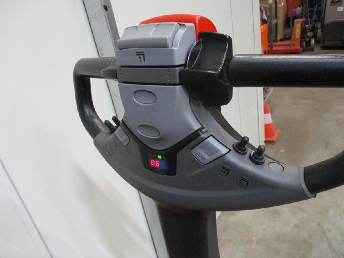 Refurbished 2017 TOYOTA SWE120XR triplex - 1016