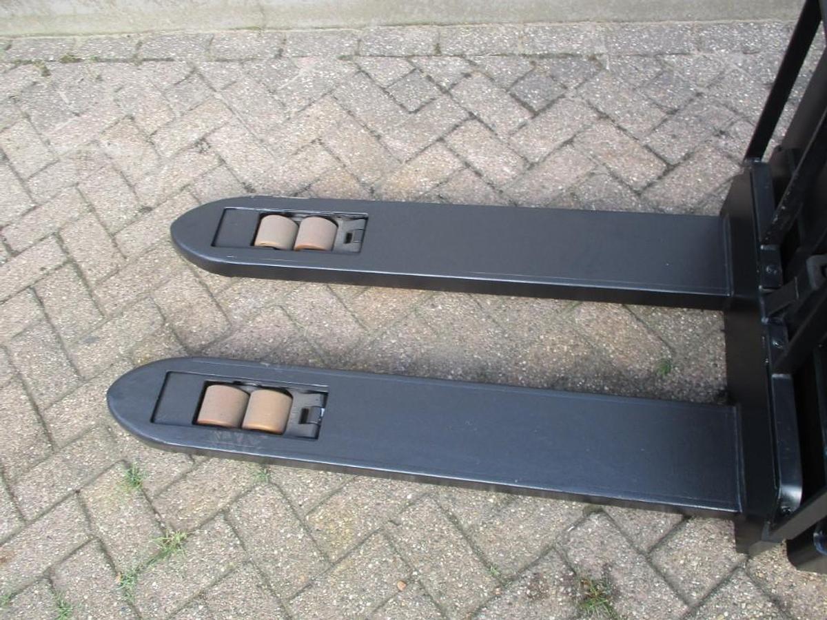 Refurbished 2017 TOYOTA SWE 080L - 1074