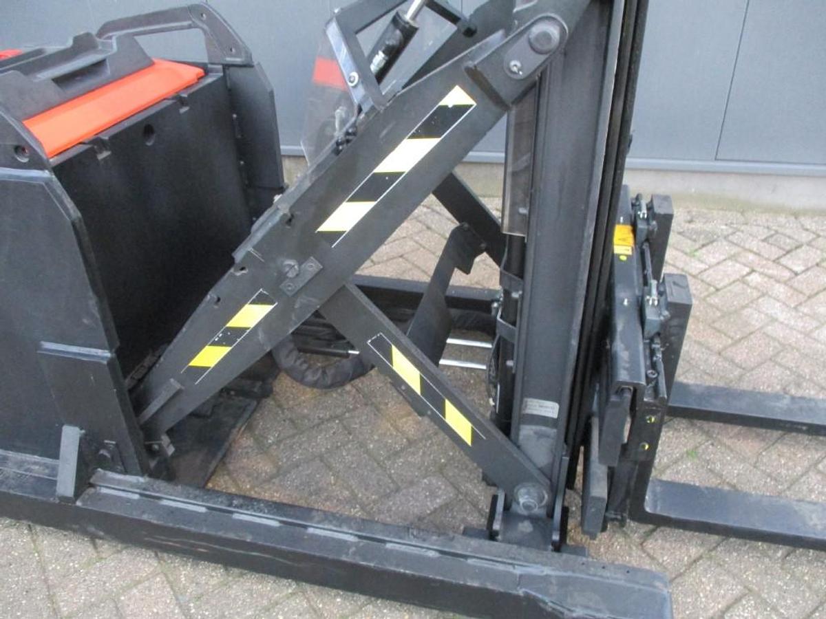 Refurbished 2018 TOYOTA SWE120XR triplex - 142