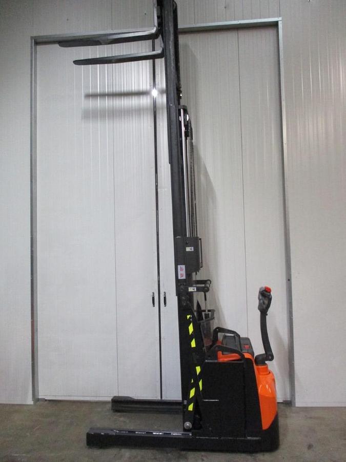 Refurbished 2019 TOYOTA SWE120XR triplex - 1201