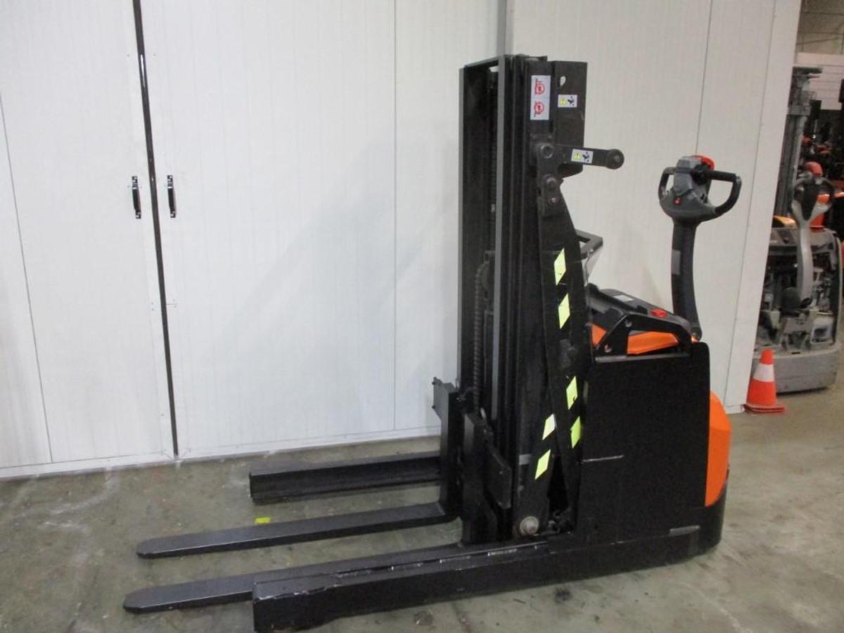 Refurbished 2018 TOYOTA SWE120XR triplex - 1410