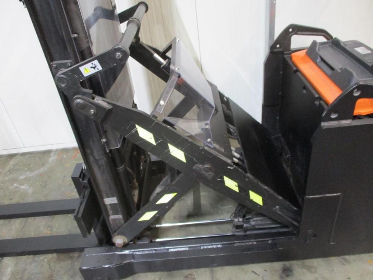 Refurbished 2018 TOYOTA SWE120XR triplex - 1410