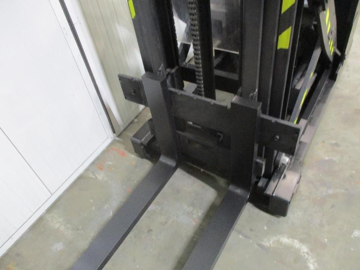 Refurbished 2017 TOYOTA SWE120XR triplex - 1016