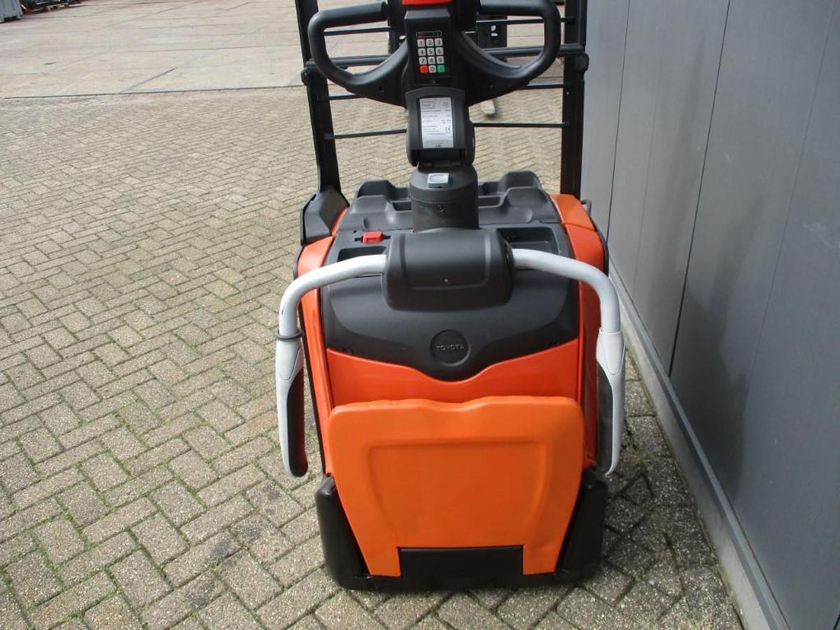 Refurbished 2017 TOYOTA LPE200 - 2062